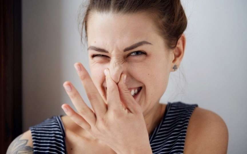 Mirosurile care îți indică că ai putea avea pietre la rinichi, probleme cu ficatul sau tuberculoză. Dacă și tu le simți, mergi de urgență la doctor