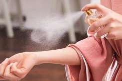 Trucul viral care face parfumul să reziste toată ziua – fără reaplicare!
