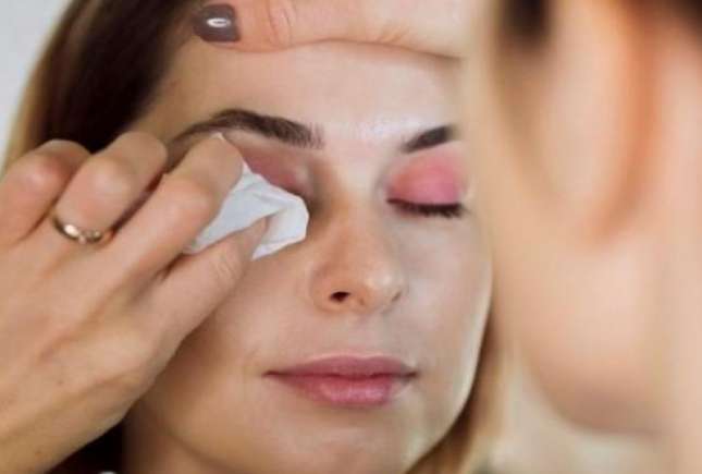 Expert în cosmetică: Demachierea tenului cu șervețele umede este similară cu spălarea hainelor fără clătire