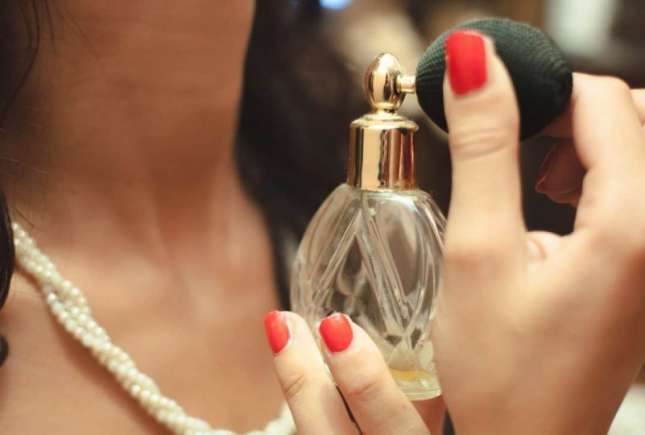 3 greșeli pe care le faci atunci când te dai cu parfum! Ce să faci pentru ca mirosul să persiste mai mult pe piele