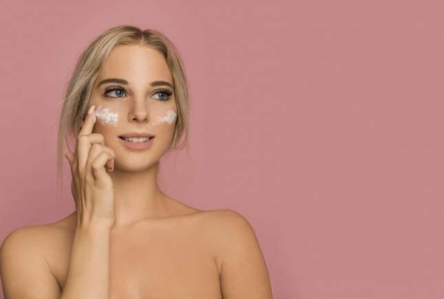 Niacinamida și retinolul vara: recomandări esențiale de la medicii dermatologi