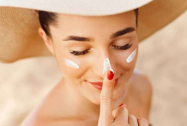 Nu toate produsele cosmetice sunt prietenoase cu soarele: 8 ingrediente care pot dăuna pielii vara