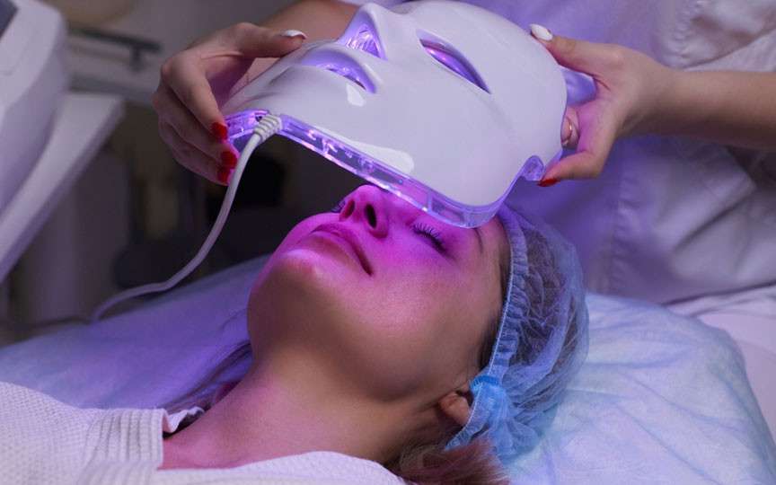 Ce este fototerapia facială și ajută la menținerea tinereții pielii?