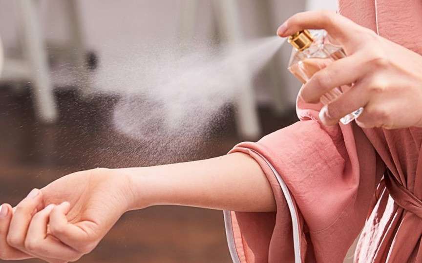 Trucul viral care face parfumul să reziste toată ziua – fără reaplicare!