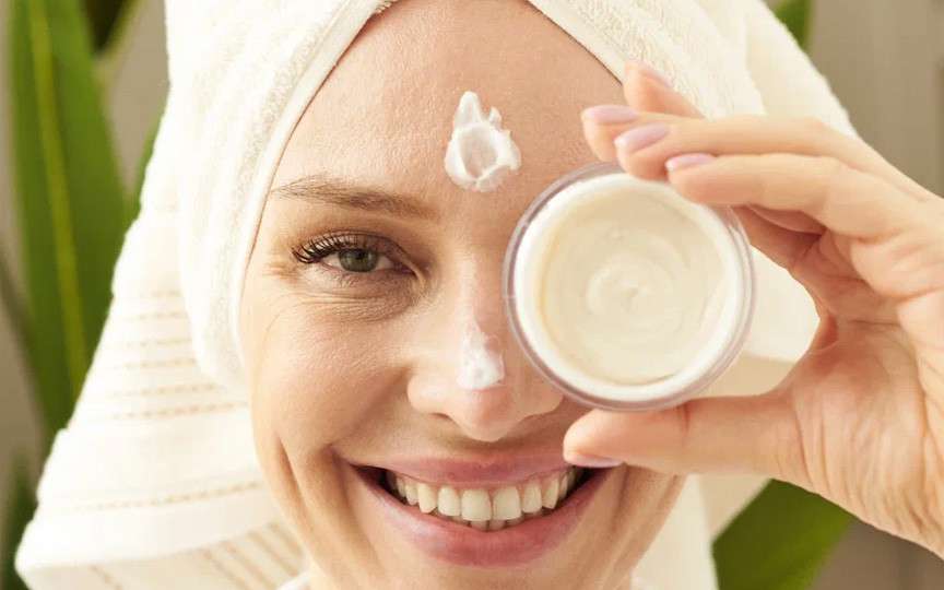 Crema DIY cu vaselină care șterge ridurile peste noapte – eficientă, naturală și accesibilă