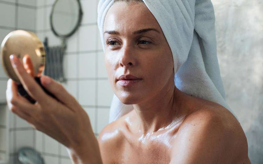 Adio, tinerețe: 6 obiceiuri matinale aparent inofensive care îți îmbătrânesc pielea