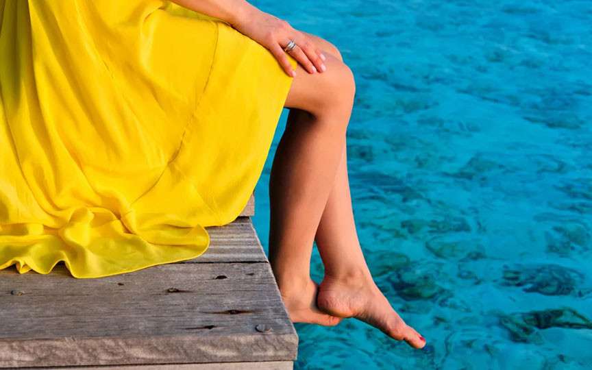 Culoarea de pedichiură vedetă a verii 2025: roșul revine spectaculos, simbol al feminității și stilului