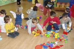 Majorăm sau nu salariile educatoarelor și dădacelor de la grădinițe?