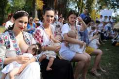 Alăptarea în public - un drept al copilului. Nu te lăsa intimidată!