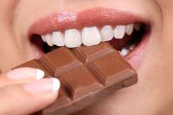 Cum să reduci afecțiunile gingiilor la jumătate consumând ciocolată