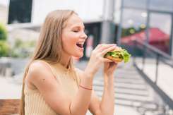 Ce să NU mănânci pe caniculă: sfaturile nutriționiștilor și ce alimente hidratează