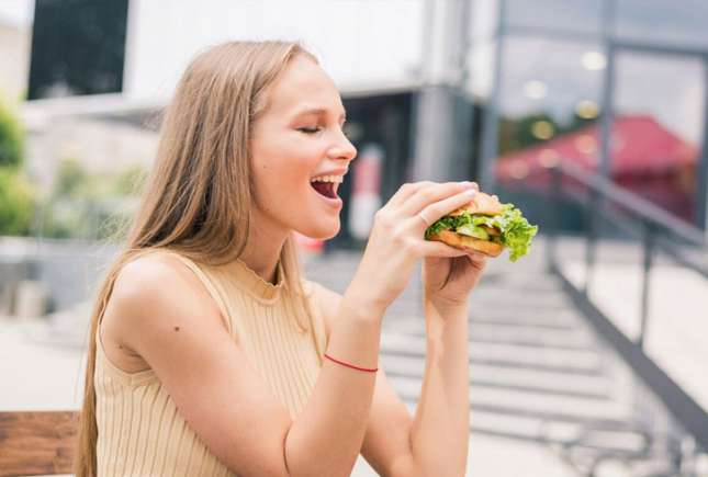 Ce să NU mănânci pe caniculă: sfaturile nutriționiștilor și ce alimente hidratează