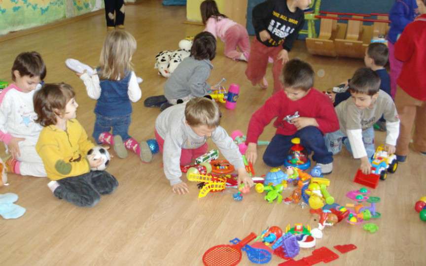 Majorăm sau nu salariile educatoarelor și dădacelor de la grădinițe?
