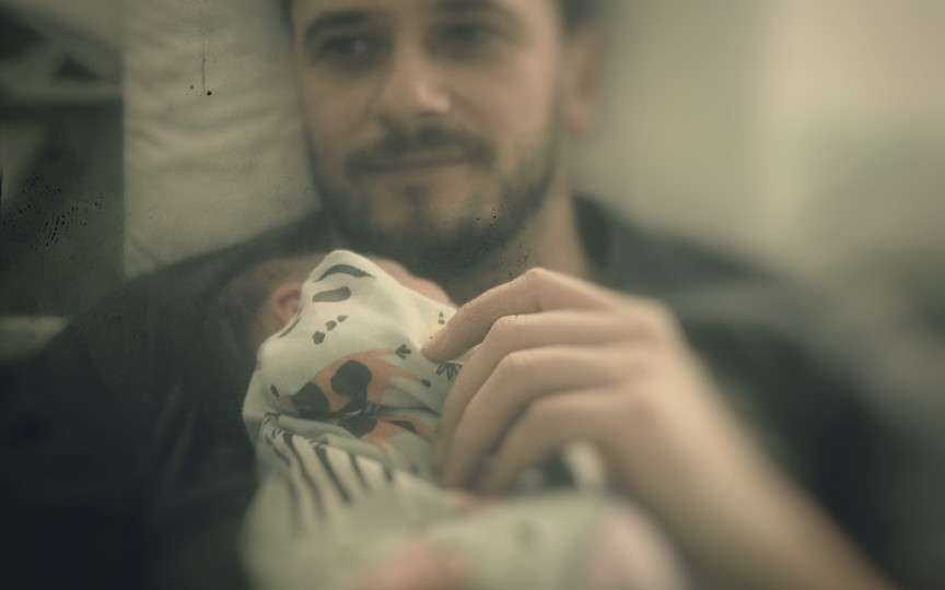 Mărturiile unui tată: Încă nu-mi iubesc al doilea copil așa ca pe primul. Voi putea oare?