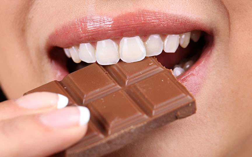 Cum să reduci afecțiunile gingiilor la jumătate consumând ciocolată