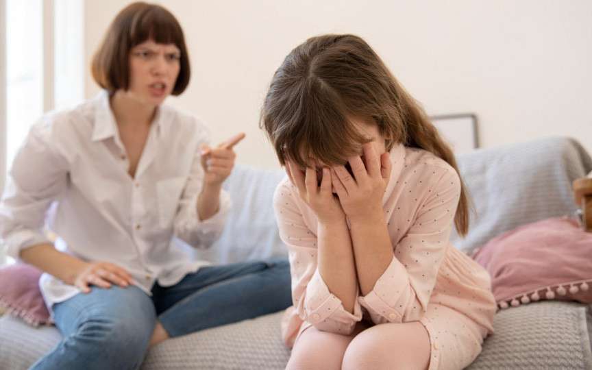 5 tipuri de mame toxice care distrug viitorul copiilor: semne, efecte și soluții