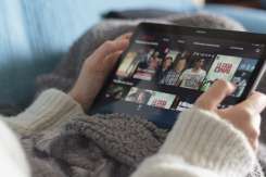 Filmul genial de pe Netflix. Este plin de suspans, e pe locul trei la nivel global și se bucură de un succes răsunător