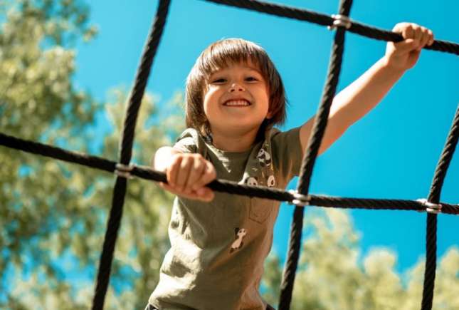 Top 5 sfaturi care te vor ajuta să îți crești copilul fericit și cu încredere în sine