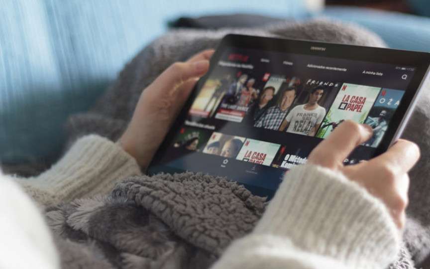 Filmul genial de pe Netflix. Este plin de suspans, e pe locul trei la nivel global și se bucură de un succes răsunător