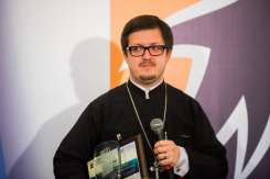 Preotul Maxim Melinti le zice părinților că dacă copilul plânge mult din motive neclare el trebuie dus la medic, nu la biserică