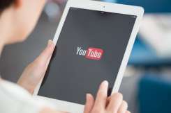 O mamă raportează că pe YouTube apar videoclipuri care îi învață pe copii despre sinucidere