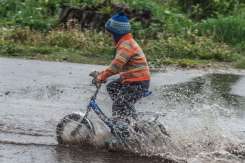 Descoperă avantajele mersului pe bicicletă pentru cel mic - o călătorie spre o viață sănătoasă și fericită
