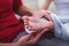 Copilul tău are boala gură-mână-picior? Iată ce ne sfătuiește medicul specialist