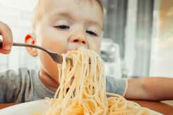 Supraalimentarea la copii: cum deosebești pofta bună de un semn de tulburare alimentară
