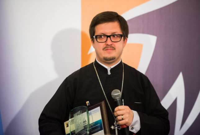 Preotul Maxim Melinti le zice părinților că dacă copilul plânge mult din motive neclare el trebuie dus la medic, nu la biserică