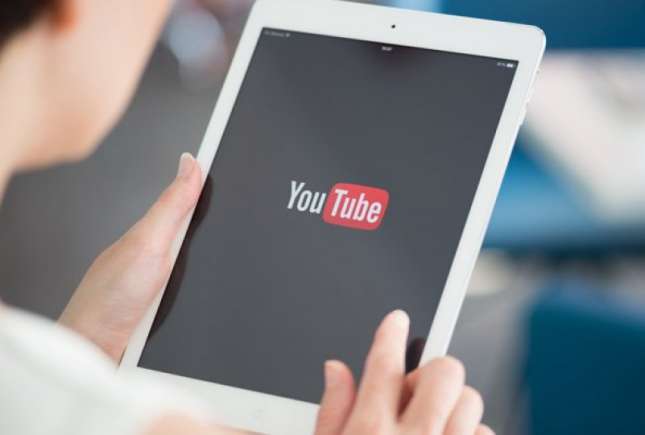 O mamă raportează că pe YouTube apar videoclipuri care îi învață pe copii despre sinucidere