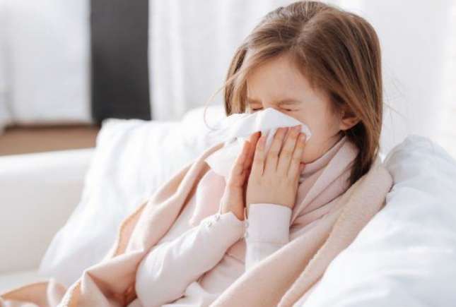 Top 5 trucuri ca să nu mai tușească copilul noaptea