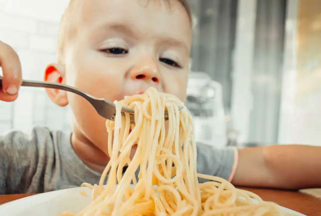 Supraalimentarea la copii: cum deosebești pofta bună de un semn de tulburare alimentară