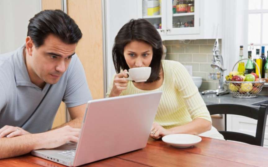 Un tată critică tendința unor părinți de a căuta pe internet tratamente pentru copiii lor