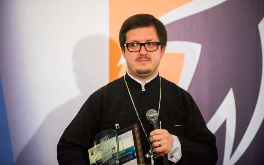 Preotul Maxim Melinti le zice părinților că dacă copilul plânge mult din motive neclare el trebuie dus la medic, nu la biserică