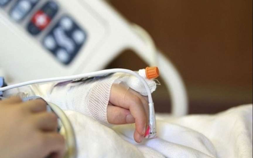 (VIDEO) Un copil de 9 ani a ajuns la spital în comă, mâncat de viermi și muște