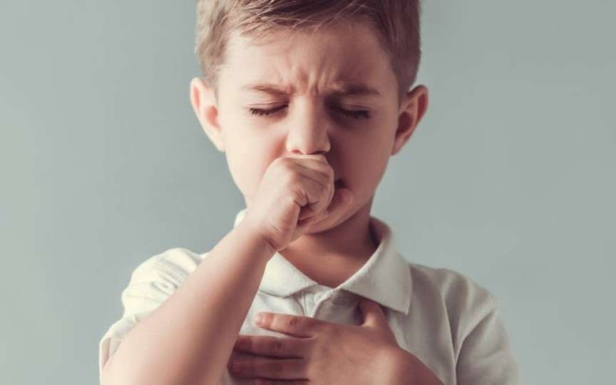 Cum ameliorăm tusea la copii fără a apela la antibiotic – sfaturi de la medic pediatru