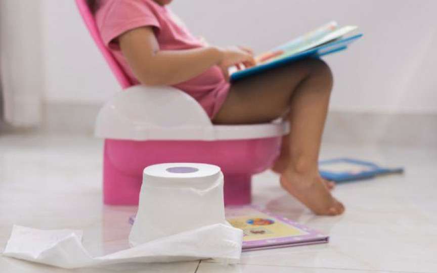 Constipația la copii: cauze și remedii naturale care reglează tranzitul intestinal