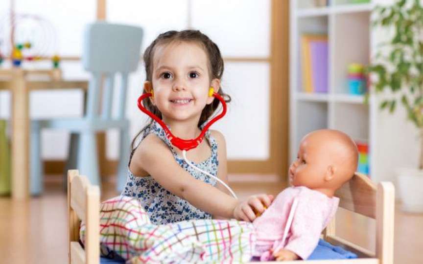 Studiu: Joaca cu păpușile încurajează copilul să vorbească despre sentimente și emoții
