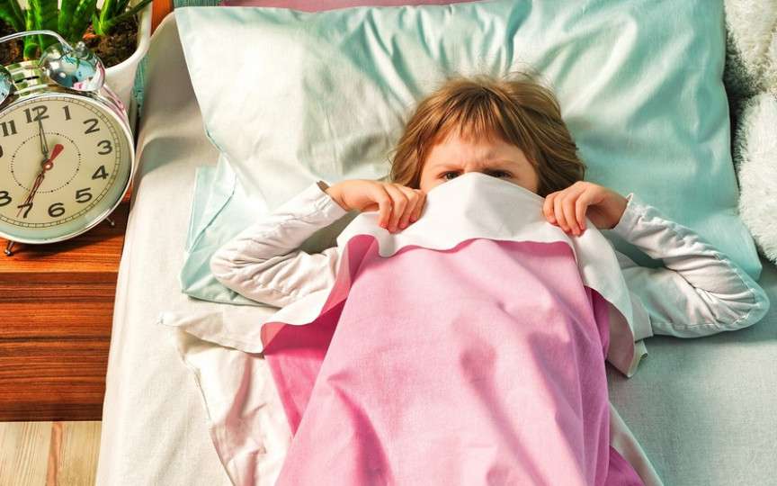 Copilul se trezește greu dimineața? Iată ce poți face