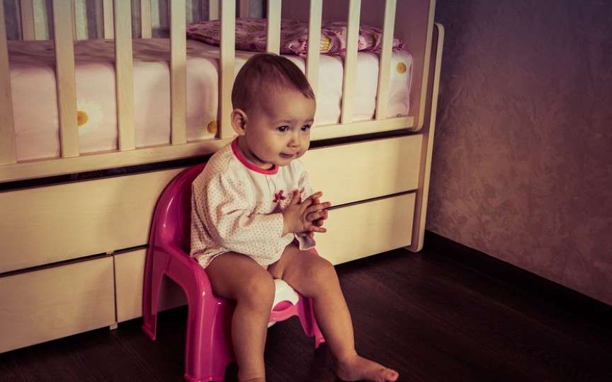 Antrenamentul la oliță: 8 sfaturi pentru a-ți ajuta bebelușul să scape de scutecel, pe timpul nopții