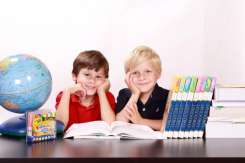 Câți bani trebuie să cheltuiască părinții pentru rechizite unui copil de clase primare