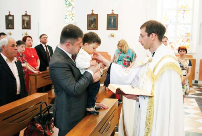 Botez în stil catolic: Sebastian Banari cu Înger Păzitor