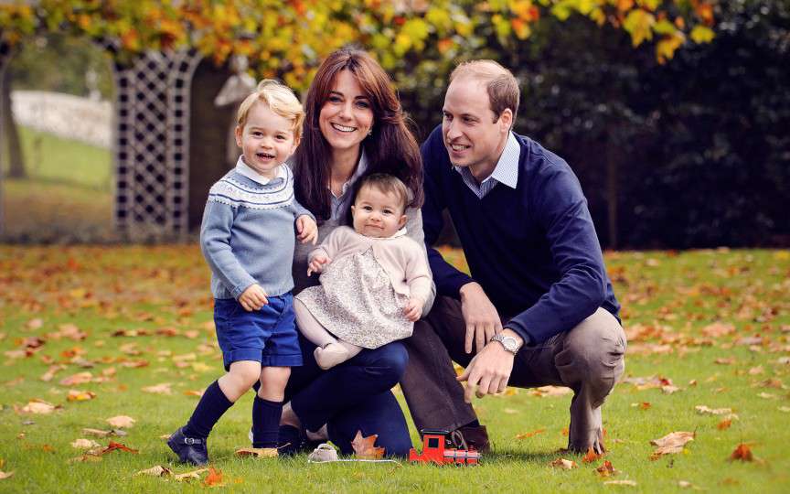 Designerii i-au dedicat o colecţie de haine prinţesei Charlotte