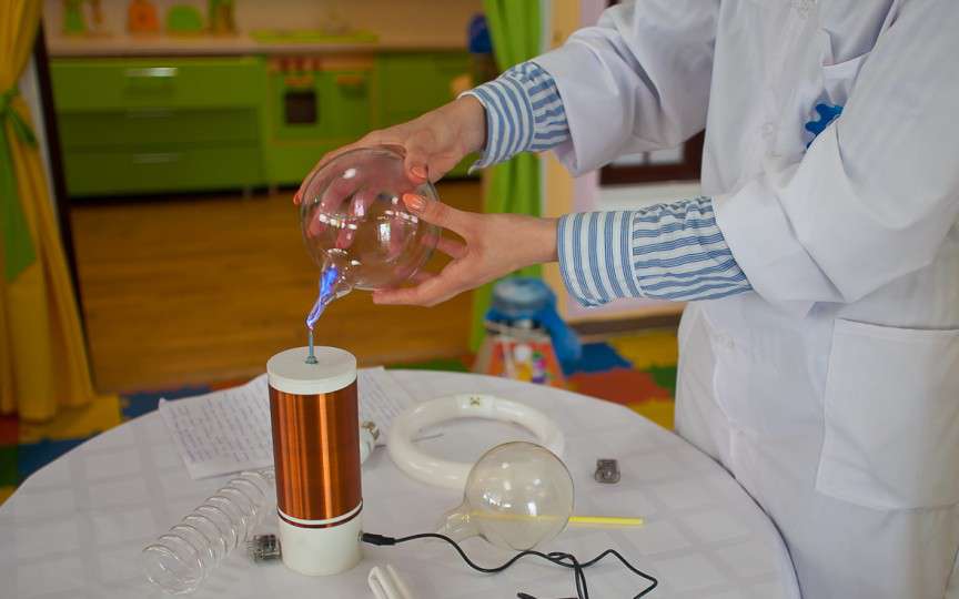 Renumitul Tesla face experimente la Laboratorul X