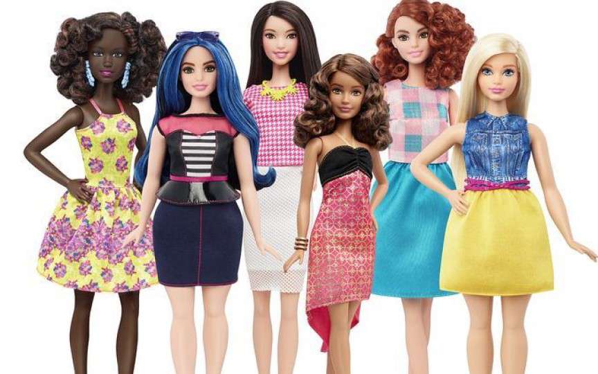 Păpușa Barbie acum mai aproape de realitate. Vezi cum arată