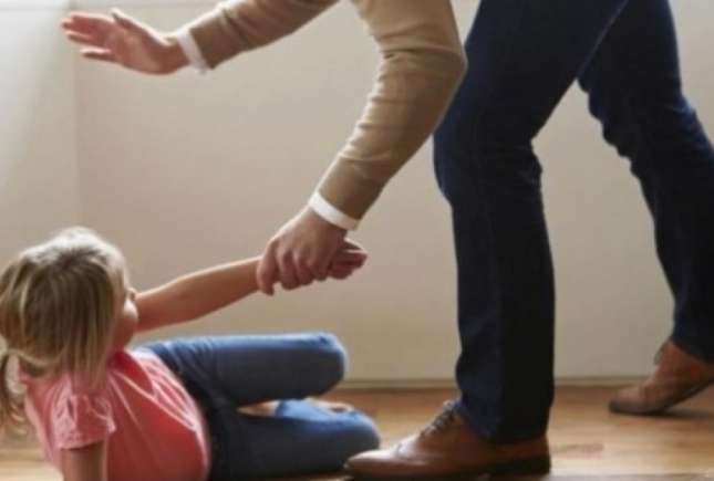 Cercetare: 1 din 10 părinți nu și-ar lovi niciodată copilul și fiecare al doilea e de părere că bătaia e spre binele copilului