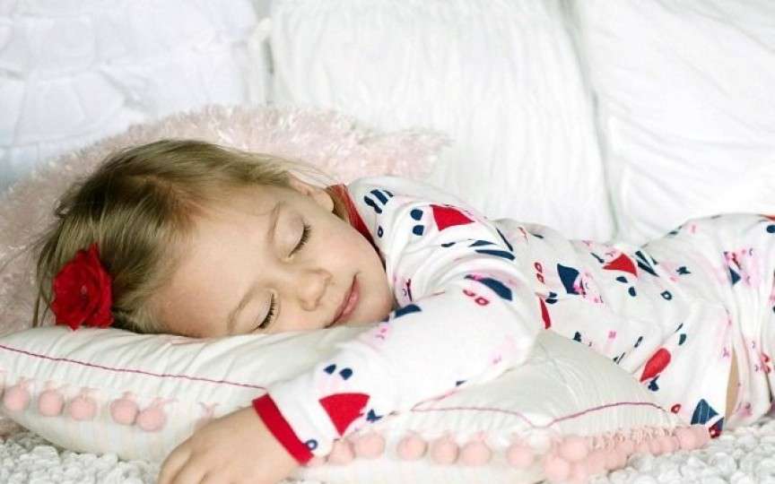 Experiența unei mame: De ce țin neapărat ca copiii mei să se culce la ora 7 seara