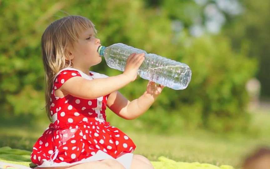 Hidratează corect copilul vara! Câtă apă trebuie să bea în funcție de vârstă și greutate