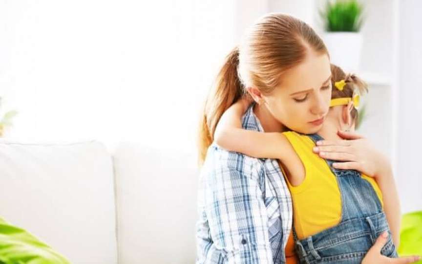 De ce nu e bine pentru dezvoltarea copilului să aibă părinți hiperprotectori