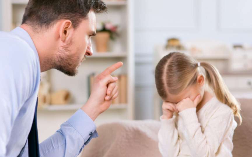 Cum să reacționezi când cineva îl critică pe copilul tău?
